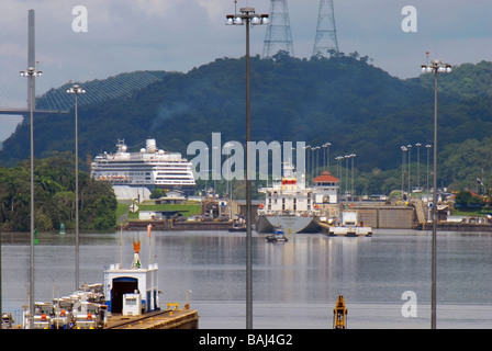 Ein Kreuzer Schiff durchlaufen Panamakanal am Mittag Stockfoto