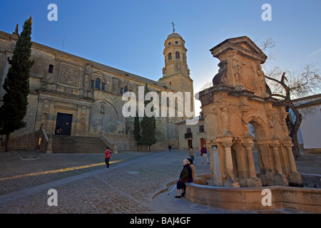 Fuente de Santa Maria (Brunnen) und die Kathedrale von Baeza in Plaza Santa Maria, Stadt Baeza - ein UNESCO-Weltkulturerbe. Stockfoto