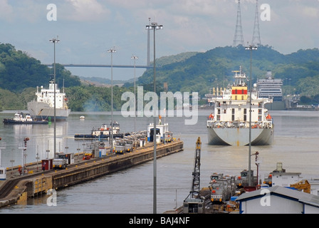 Zwei Frachtschiffe vorbei durch den Panama-Kanal Stockfoto