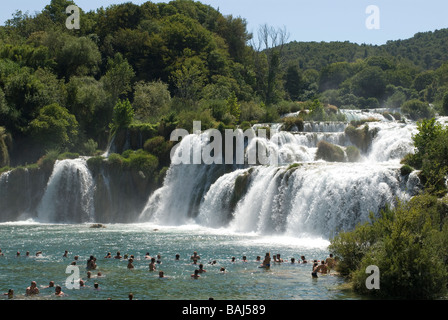 Menschen in Krka Nationalpark-Ansicht von oben Kroatien Osteuropa Baden Stockfoto