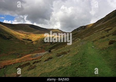 Der Berwyns Hauptkamm, North Wales, zeigt Moel Sych und Cadair Berwyn auf den Ansatz von Tan y Pistyll Stockfoto