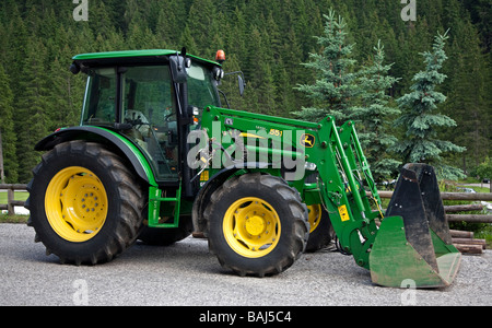 Grüne John Deere Traktor/Bagger Stockfoto