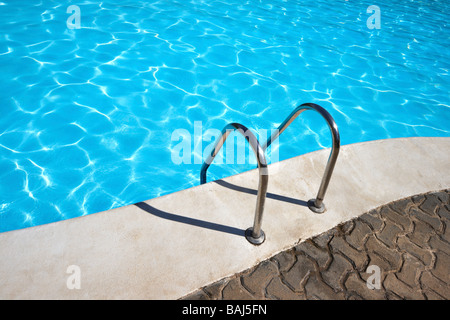 Metallleiter, Schwimmbad Stockfoto