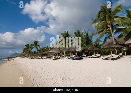 Wunderschöne helle Sandstrand mit Palmen Le Paradis Hotel Mauritius Afrika Stockfoto