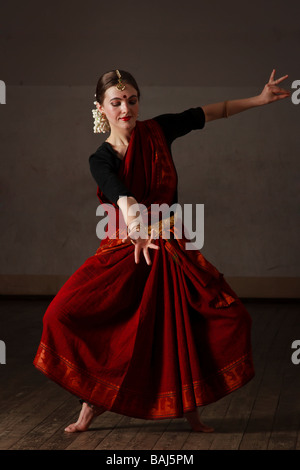 Junge Frau im SarI klassischen traditionellen indischen Tanz Bharatanatyam Tanz Stockfoto