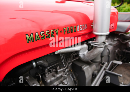 Seite von einer roten Massey Ferguson Oldtimer Ackerschlepper Stockfoto