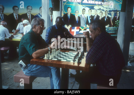Alte Männer spielen Schach außerhalb in Little Havanna-Miami Stockfoto