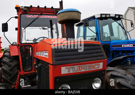 Eine rote Zetor Vintage Bauernhof Traktor-Vorderseite Stockfoto