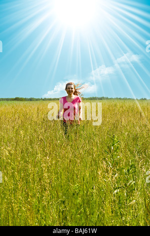 schöne Arme mitten auf einem Feld zu verbreiten Stockfoto