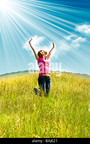 schöne Arme mitten auf einem Feld zu verbreiten Stockfoto