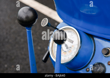Schalthebel, Verhältnis-Selektor und Tacho auf eine blaue Vintage Bauernhof-Traktor Stockfoto