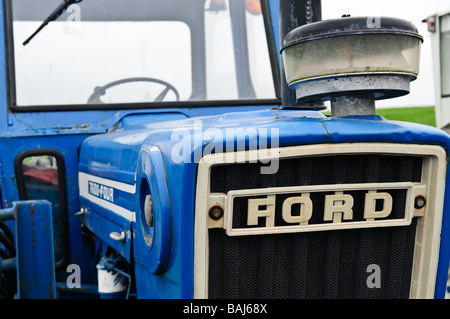 Vordere Abzeichen von einem blauen Ford-Oldtimer-Traktor Stockfoto