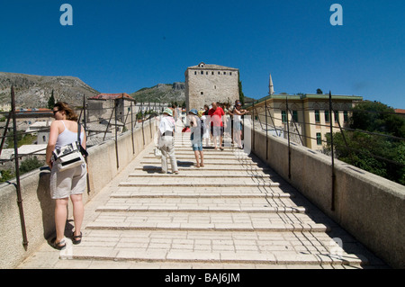 Touristen auf der berühmten Stari Most alte Brücke über Neretva Fluss Mostar Bosnien Osteuropa Stockfoto