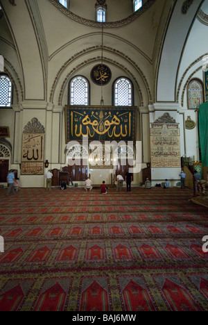 Muslime beten in der Moschee Orhan Gazi Ulu Camii Bursa-Türkei Stockfoto