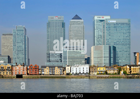 Canary Wharf Entwicklungsgebiet Hochhäuser und flache Apartments am Fluss in East London Docklands River Themse auf der Isle of Dogs England Großbritannien Stockfoto