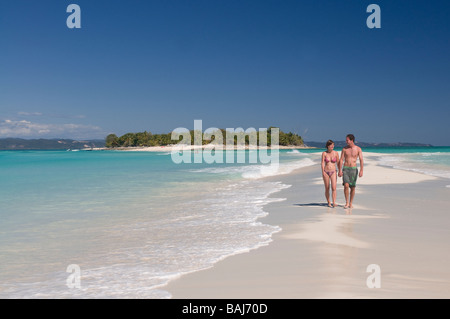 Liebhaber sind für Spaziergang am hellen Sand Strand von Nosy Iranja Madagaskar Afrika gehen. Stockfoto