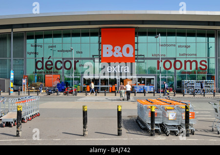 B&Q Extra ein Heimwerkergeschäft Fassade Supermarkt Trolleys Leute & Shopping Kunden Sicherheitsabdeckungen Greenwich Retail Park London England UK Stockfoto