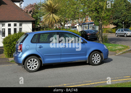 Frau Autofahren Abkehr von Bordstein Volkswagen Polo Stockfoto