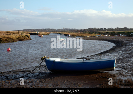 Wasserstraßen in der Nähe von Blakeney Punkt in Norfolk England mit Booten und schöne Aussicht Stockfoto