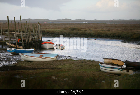 Wasserstraßen in der Nähe von Blakeney Punkt in Norfolk England mit Booten und schöne Aussicht Stockfoto