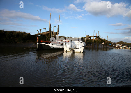 Wasserstraßen in der Nähe von Blakeney Punkt in Norfolk England mit Booten und schöne Aussicht Stockfoto