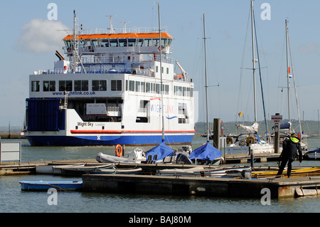 Isle Of Wight IOW ferry Wight Himmel auf Lymington Fluß nähert sich Wightlink Fähren-terminal in Lymington Hampshire UK Stockfoto