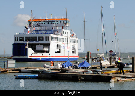 Isle Of Wight IOW ferry Wight Himmel auf Lymington Fluß nähert sich Wightlink Fähren-terminal in Lymington Hampshire UK Stockfoto