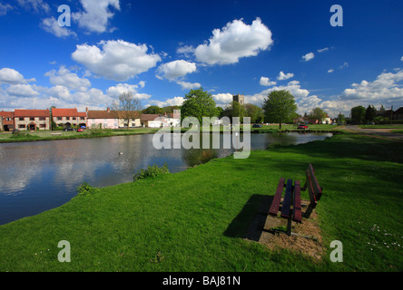 Der Ententeich und Dorfanger am großen Massingham in Norfolk. Stockfoto