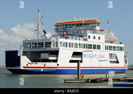 Isle Of Wight IOW ferry Wight Himmel auf Lymington Fluß nähert sich Wightlink Fähren-terminal in Lymington Hampshire UK Stockfoto