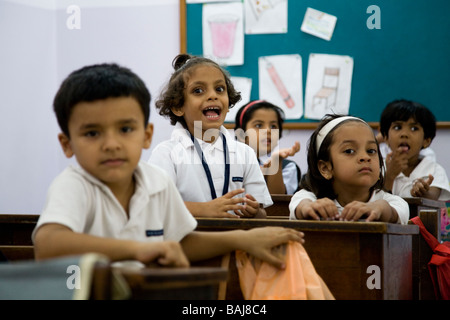 Kinder in der Klasse in der Schule in Hazira, in der Nähe von Surat. Gujarat. Indien Stockfoto