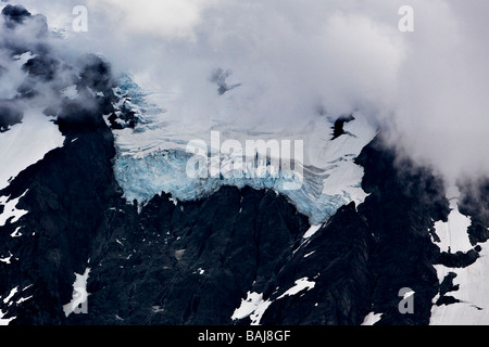 Gletscher auf Mt Baker durch die Wolken, Seattle WA.  Nach unten gerichtete Perspektive. Stockfoto