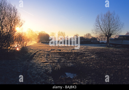 Winter früh an der Themse in Oxfordshire Stockfoto