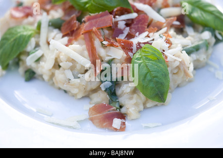 Parma-Schinken und grüne Bohnen Risotto Stockfoto