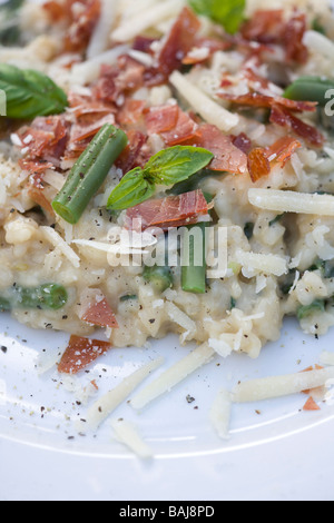 Parma-Schinken und grüne Bohnen Risotto Stockfoto