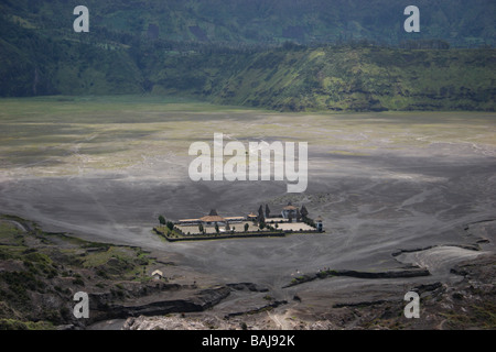 Vulkanische Landschaft des Mount Bromo und alten Hindu-Tempel in Indonesien Stockfoto