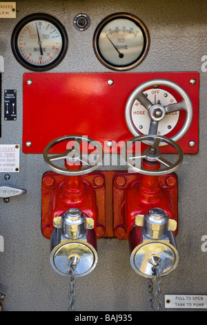 Original Switch gear Messgeräte und Hebel, die den Wasserfluss für die Schläuche 1970 Dennis Modell F108 Fire Engine Stockfoto