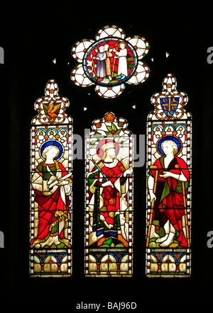 Ein Buntglasfenster St Edward's Church, Leek, Staffordshire, mit den Heiligen: St John, Edward der Bekenner, St John der Evangelist Stockfoto