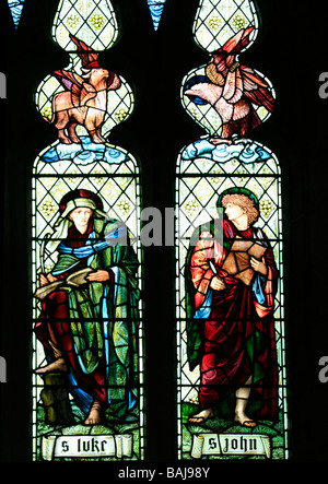 Ein Buntglasfenster Saint Luke und Saint John Fenster entworfen von Edward Coley Burne Jones und hergestellt von William Morris & Co. Stockfoto