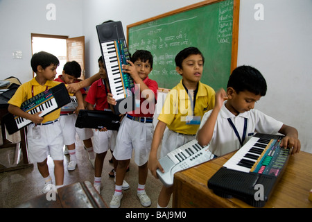 Kinder/Kinder in einer Musikklasse in der Schule in Hazira, in der Nähe von Surat. Gujarat. Indien. Stockfoto