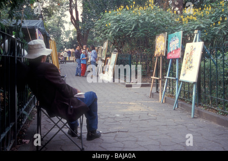 Ein Künstler seine Bilder verkaufen, bei den wöchentlichen Bazar Sabado kunsthandwerkermarkt an der Plaza San Jacinto in San Angel statt, einem Vorort von Mexico City Stockfoto