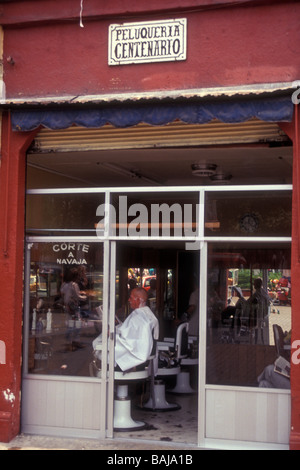 Man sitzt in einem Friseur Stuhl, eine in einem Barbershop oder peluqueria, Coyoacan rasieren, Mexico City Stockfoto