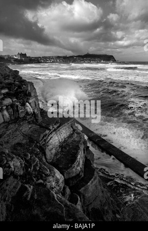 Raue See und stürmischen Himmel in South Bay Scarborough Stockfoto