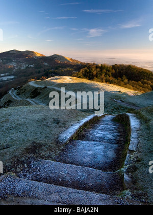 Malvern Hills Grat von in der Nähe von britischen Lager mit Frost bedeckt Schritte anzeigen Stockfoto