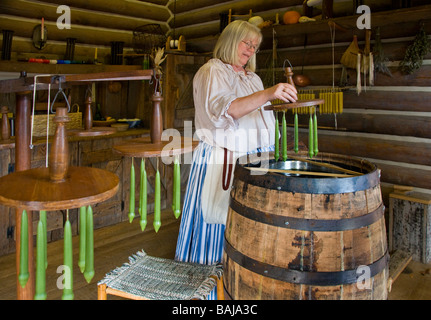 Ein Handwerker, der Herstellung von Kerzen in der Fort Boonesborough State Park in der Nähe von Richmond, Kentucky Stockfoto