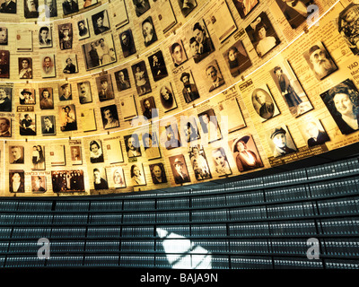 Israel Jerusalem Yad Vashem Halle der Namen, Mengen an Holocaust-Opfer Stockfoto