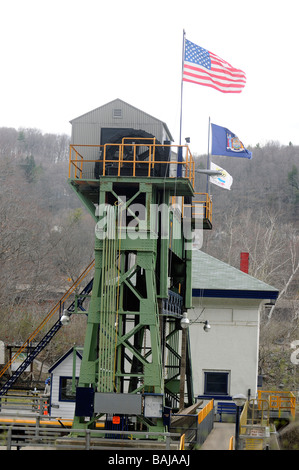 Erie-Kanal und Schleuse im historischen Mohawk River Valley im oberen Staat New York. Stockfoto