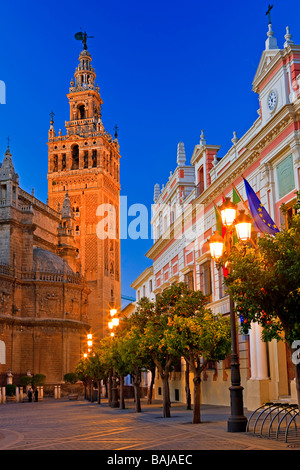 Kathedrale von Sevilla und La Giralda (Bell Tower/Minarett), ein UNESCO-Weltkulturerbe, gesehen vom Plaza del Triunfo in der Abenddämmerung. Stockfoto