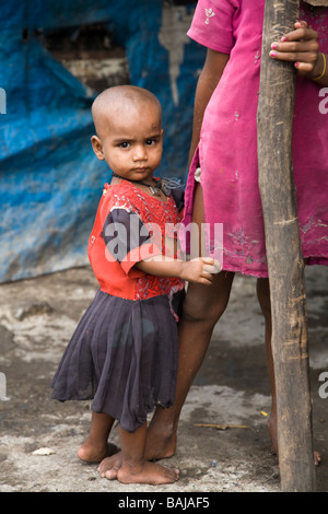 Zwei Kinder in ihrem Slum-Dorf in Hazira, Surat, Gujarat. Indien. Stockfoto