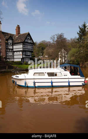 UK England Salford Worsley Kabinenkreuzer auf dem Bridgewater Kanal im Paket House Stockfoto