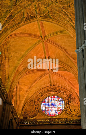 Befleckte Glasfenster und die Decke über der Tür des Prinzen (oder San Cristobal) an der Kathedrale von Sevilla und La Giralda. Stockfoto